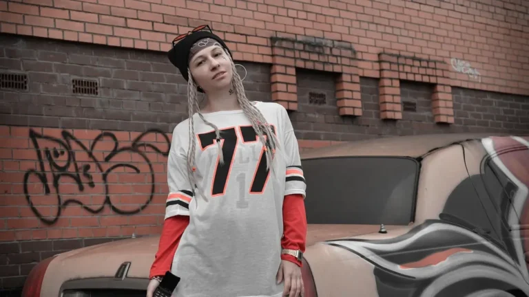 Biale sneakersy - czyszczenie i stylizacje ponadczasowe